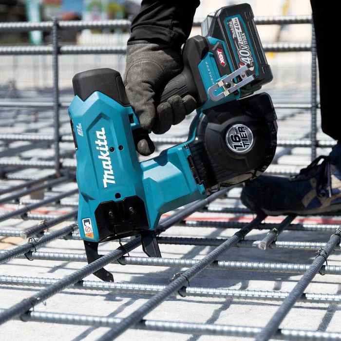 Акумулаторна машина за връзване на арматура Makita TR001GZ 40V XGT