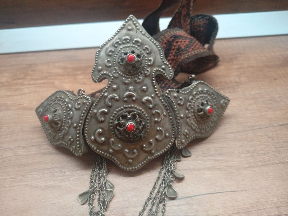 Продавам антикварни сребърни пафти с филигран и червен корал