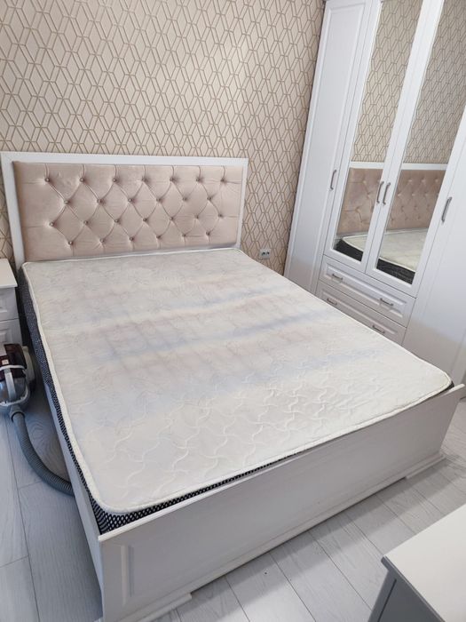 Двухспальная кровать с матрасом