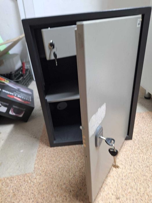 Продам сейф металлический Российский в отличном состоянии