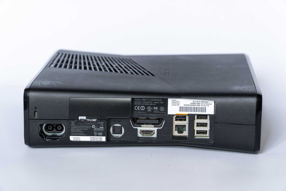 Продавам Xbox 360 S (Slim) 250GB Kinect, черен.
