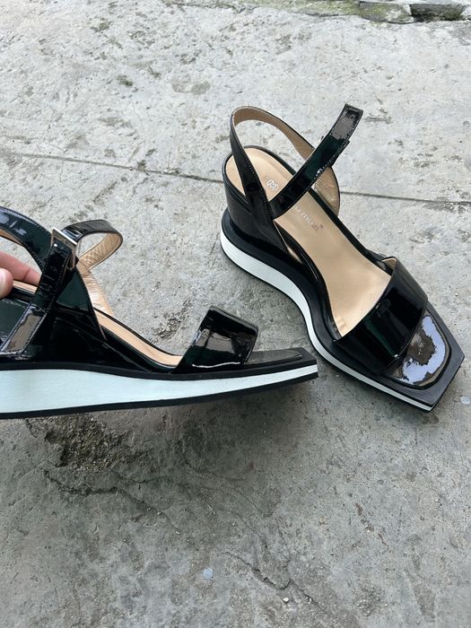 Лачени сандали