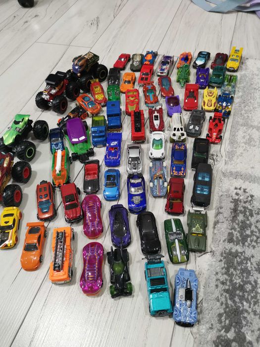Продавам колички и писти на HotWheels