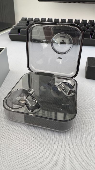 Vând caşti nothing ear 1(casca dreapta se aude mai încet)