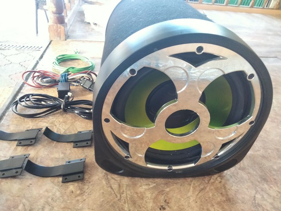 Продается автомобильный саббуфер