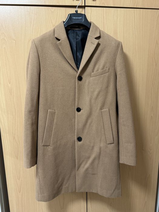 Кафяво мъжко палто