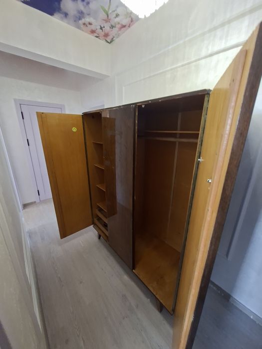 Rossiskii shkaf uzun kiyimlar va mayda narsalar uchun kiyim ilgich