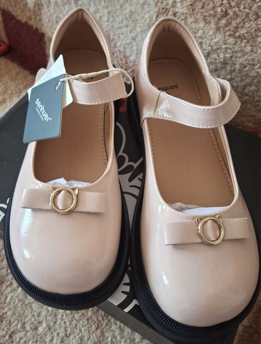 Туфли на девочку.