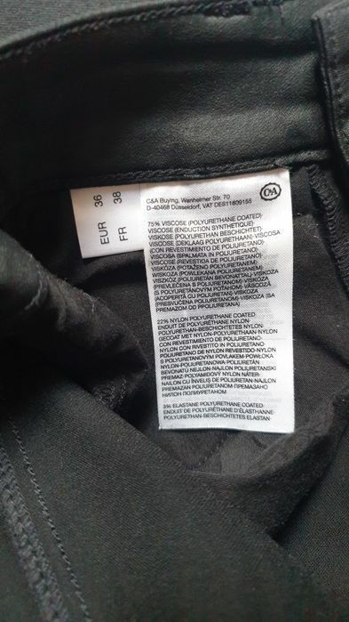 Pantaloni S/M C&A elastici, efect piele, stare foarte buna