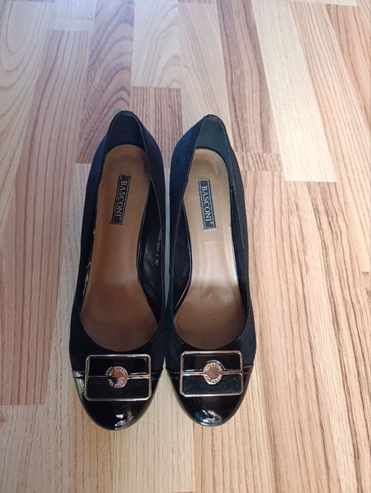 АККОЛЬ  продам туфли чёрные, замша. 40 размер