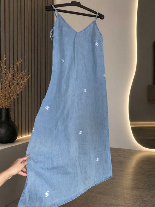 дънкова дълга рокля на шанел chanel уникална модерна с тънки презрамки, които се коригират