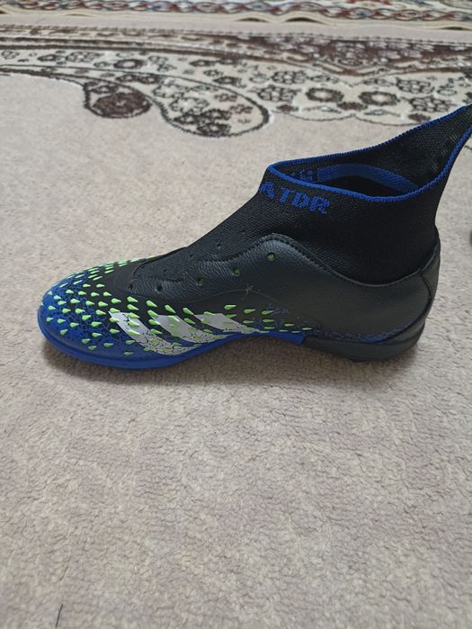 Кроссы Сороконожки adidas predator