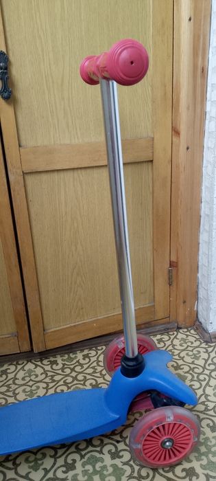 Самокат Scooter трёхколёсный.