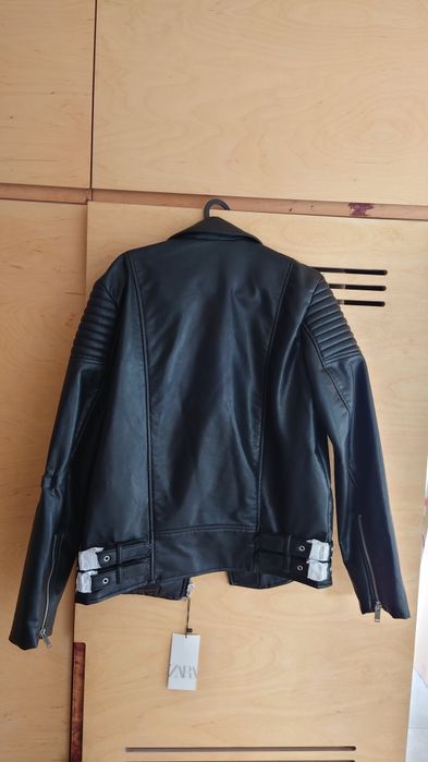 Чисто ново яке от изкуствена кожа Zara, размер М, но отговаря на S