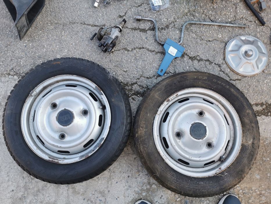 De vânzare mai multe piese de Dacia 1300