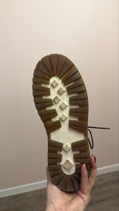 Продам зимнюю обувь в размере 37