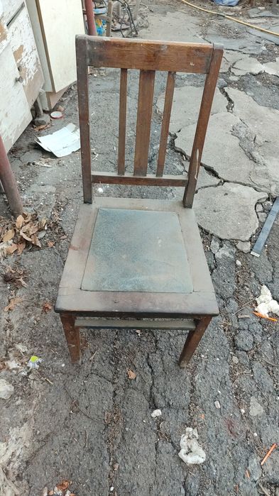 Стол обеденный продам.