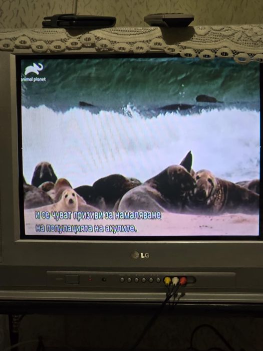 Телевизор LG , и масата по него заедно се продават само на място