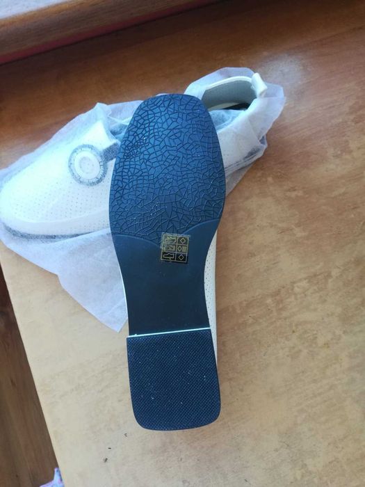 Бели обувки с перфорация