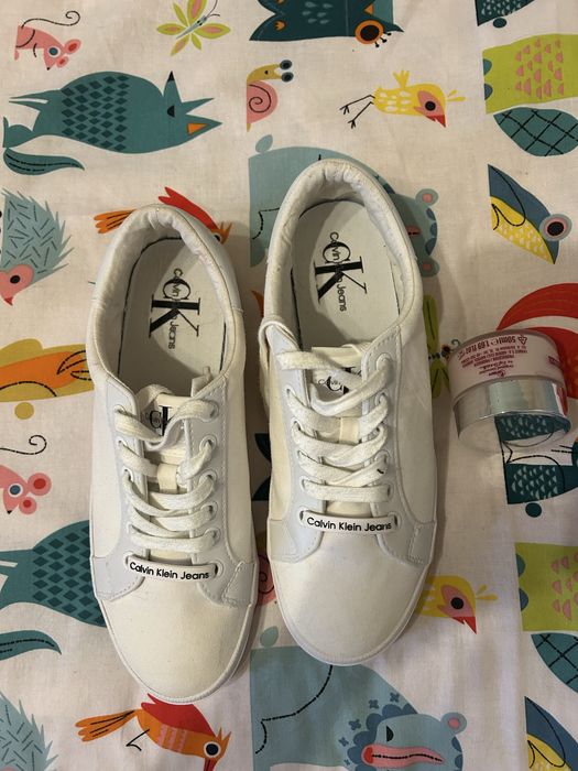 Vind adidasi originali de la calvin klein jeans