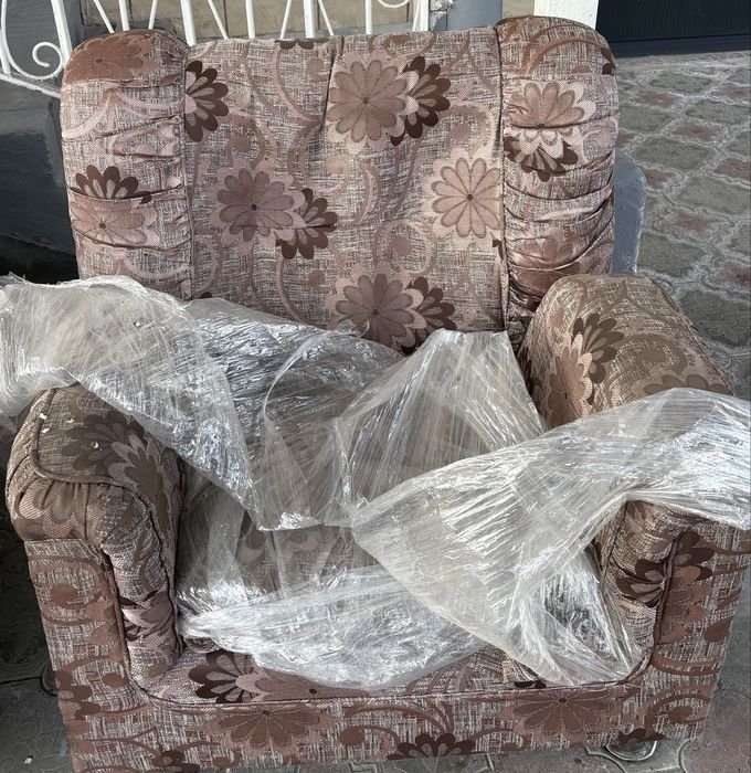 Диван с двумя кресломи