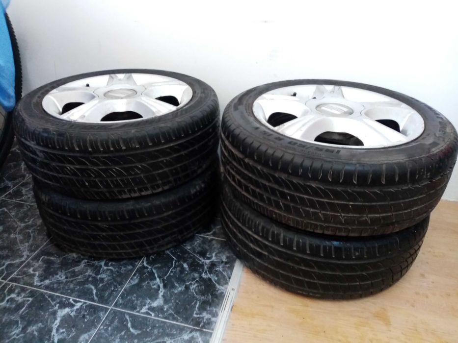 Set 4 Genți de aluminiu cu anvelope de vară 195/50/15 Preț 155 Ron buc