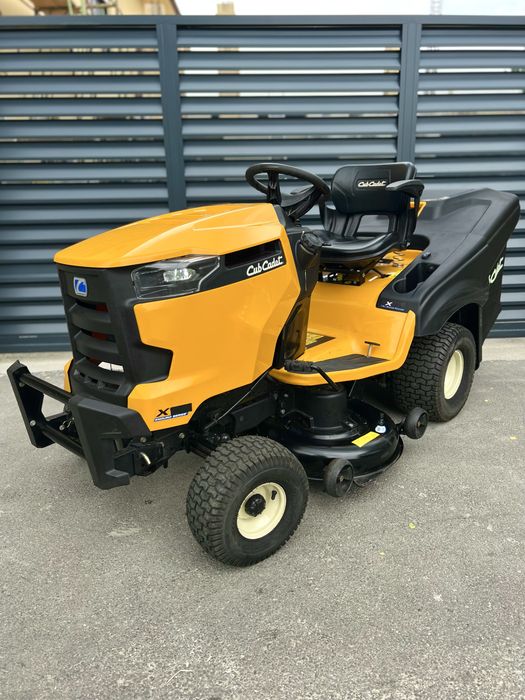 Tractoras de tuns iarba Cub Cadet Kawasaki V2 Motor Profesional Colect