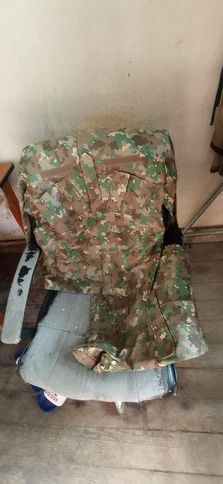 Vând Ținută Armata + bocanci piele întoarsă