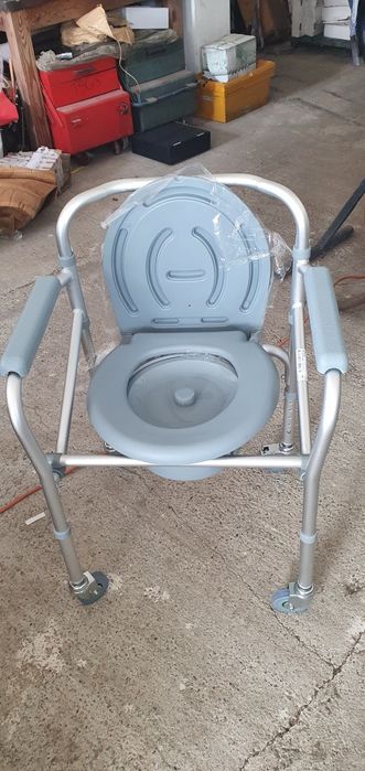 Scaun pliabil cu roti și olita