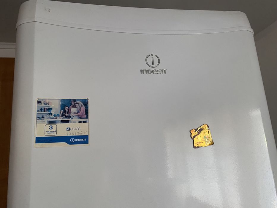 Холодильник indesit