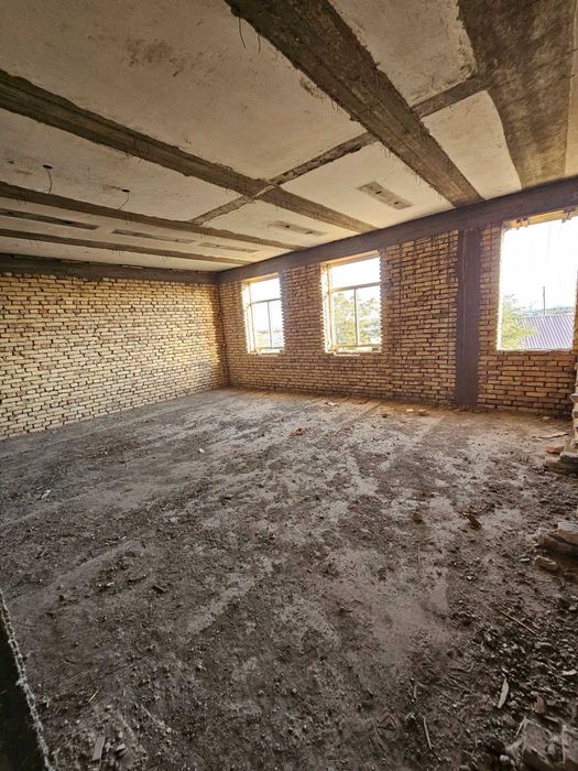 2 qavatli bino, magistralni yo'lini yoqasidan sotiladi.