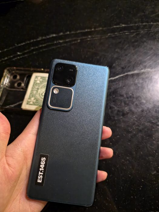 Продам смартфон Vivo v30. 256гб