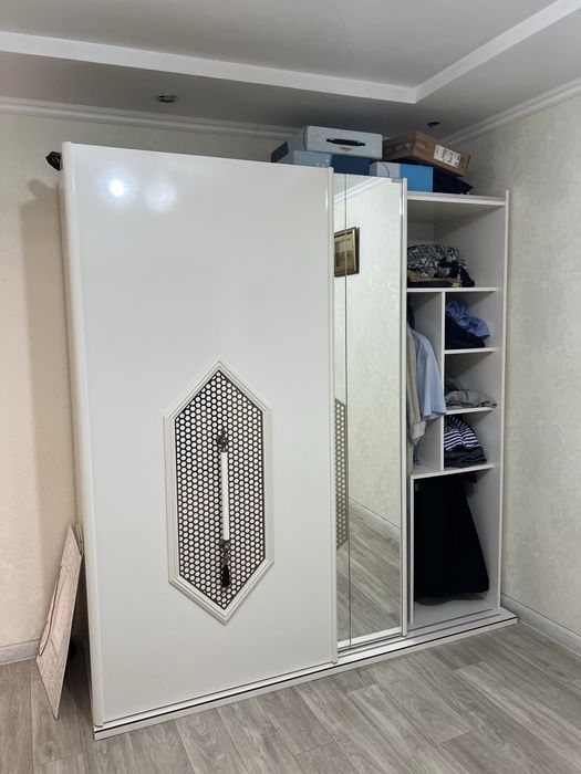 Шифоньер очень вместительный с двумя дверцами