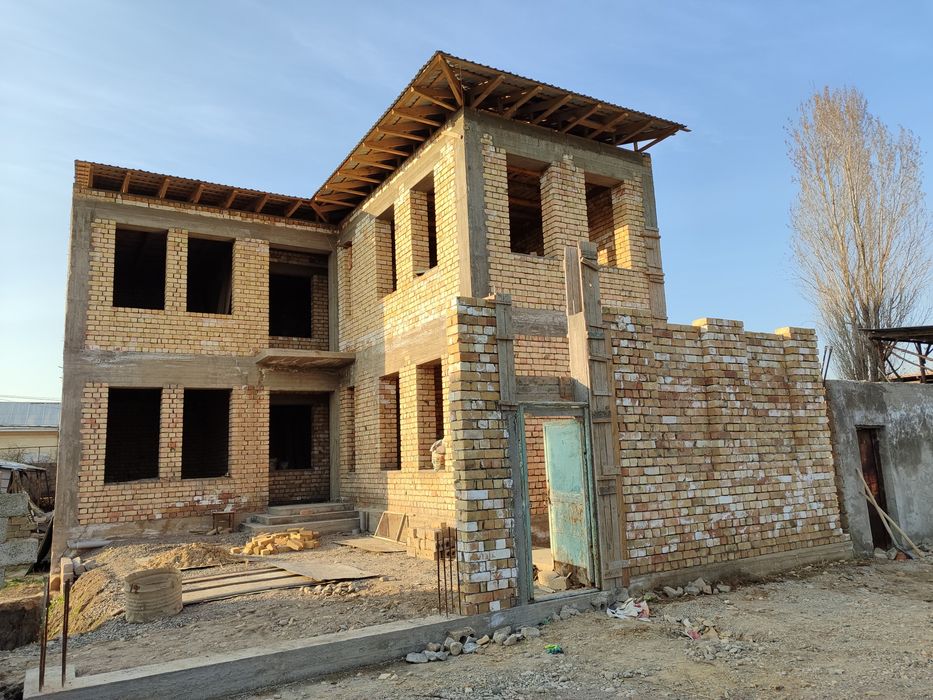 Uy sotiladi 2-etajli 6xona +podval 1.5 sotix yer ham bor.