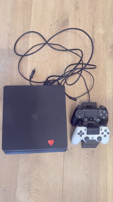 PlayStation 4 Slim 500 GB + 2 оригинални джойстика + зарядна стан
