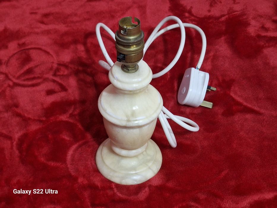Lampă de masă vintage din alabastru natural, stil clasic
