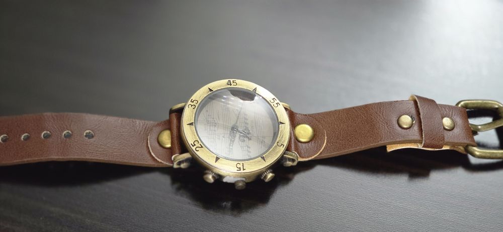 Часы привозные кварцевые