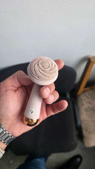 Cadoul ideal Aparat masaj facial +curatare încărcare usb nou nefolosit