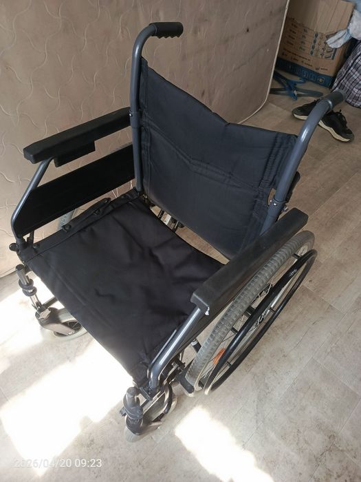 Инвалитски каляска сатылады