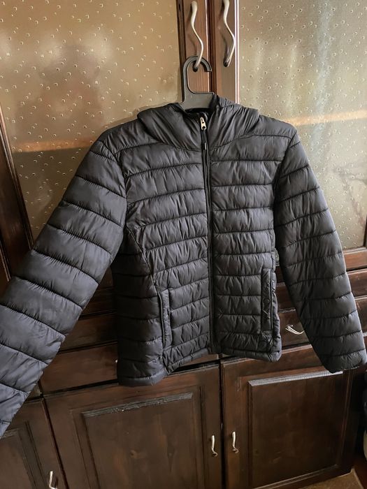 Черно дамско вталено зимно яке с качулка шушляково късо яке