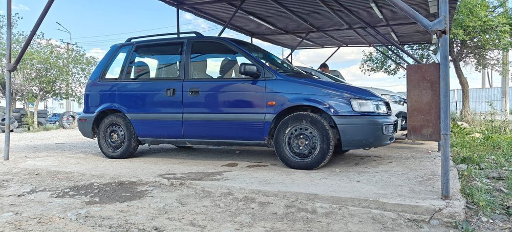 Продаю машину Mitsubishi Space Runner