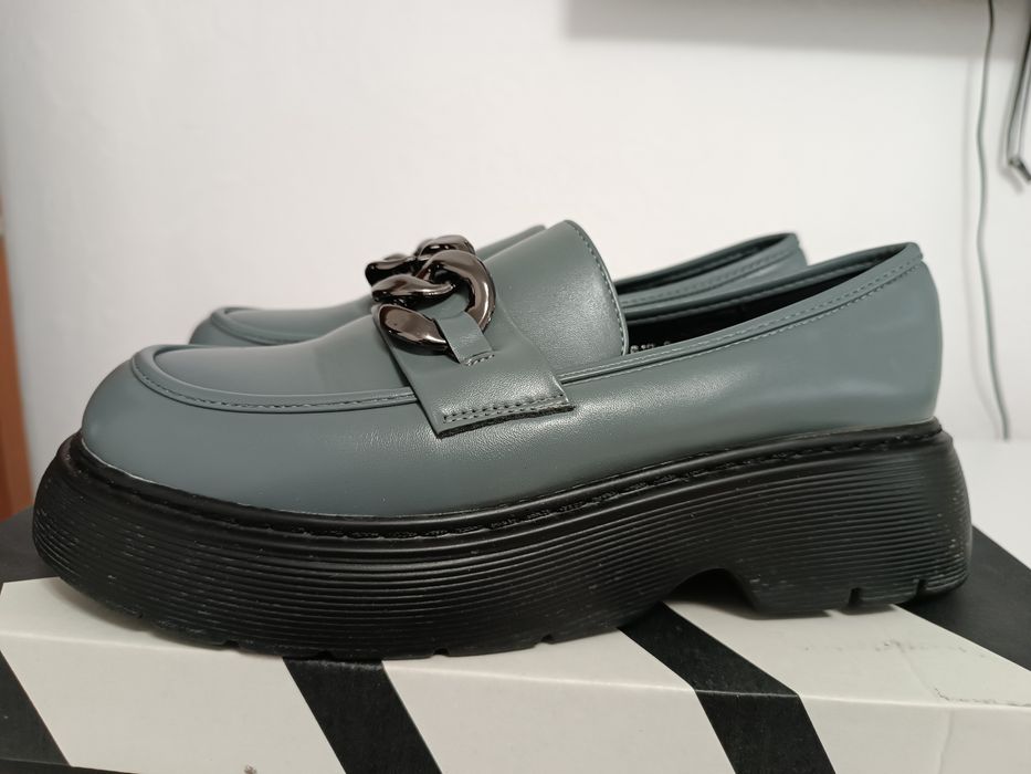 Продаётся женская обувь.