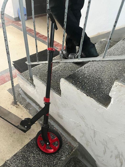 Vând trotineta in stare buna 
​Vând trotinetă de oraș, robuă și prtică