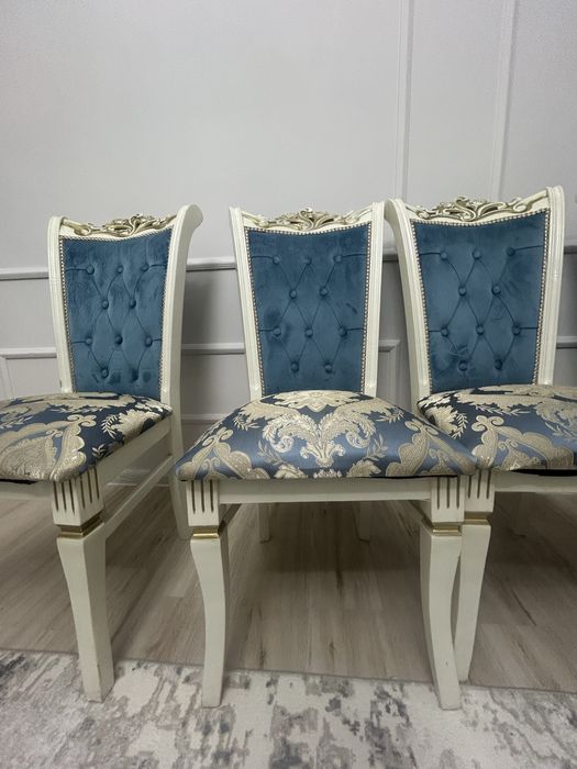 Стол со стульями для гостиный