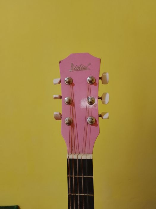 Klasik gitara sotiladi