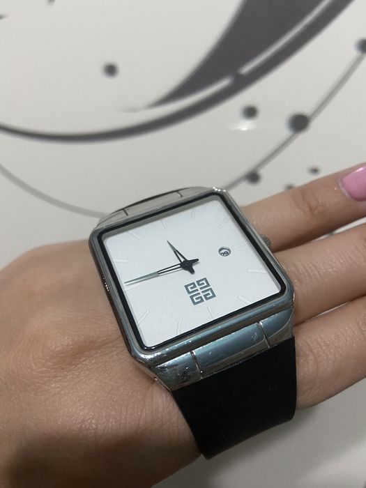 Продам часы наручные живанши