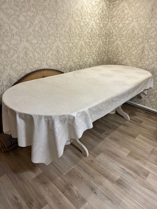 Продам высокий стол овальной формы.