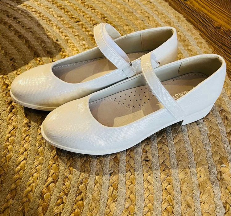 Продавам нови детски обувки