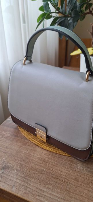 Малка дамска чанта. С дълга дръжка. Запазена