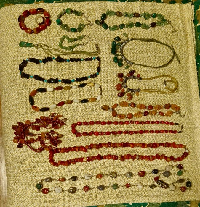 Украшения  из натурального жемчуга  , янтаря ,  камней и минералов .